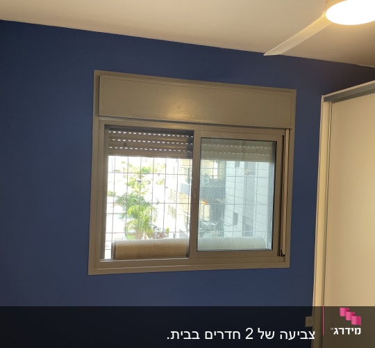 קיר צבוע בכחול עם חלון